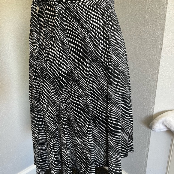 Elegant Black and White Midi Dress - Picture 5 of 9